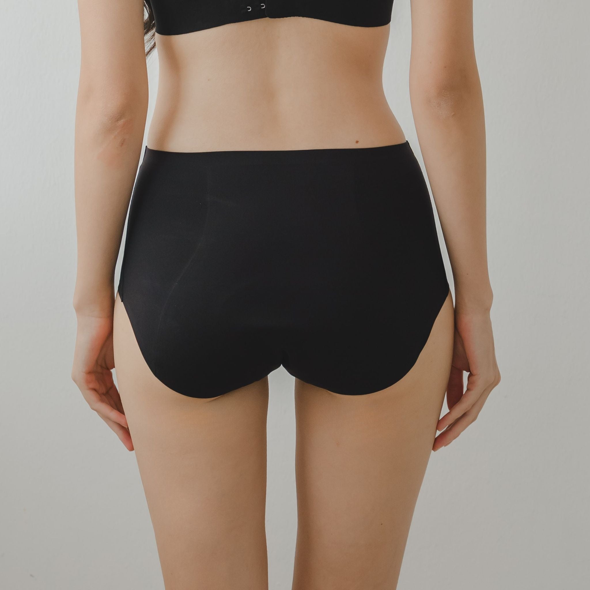 Hey Period! Overnight Seamless Mid-Rise Cheekie in Buttery Black