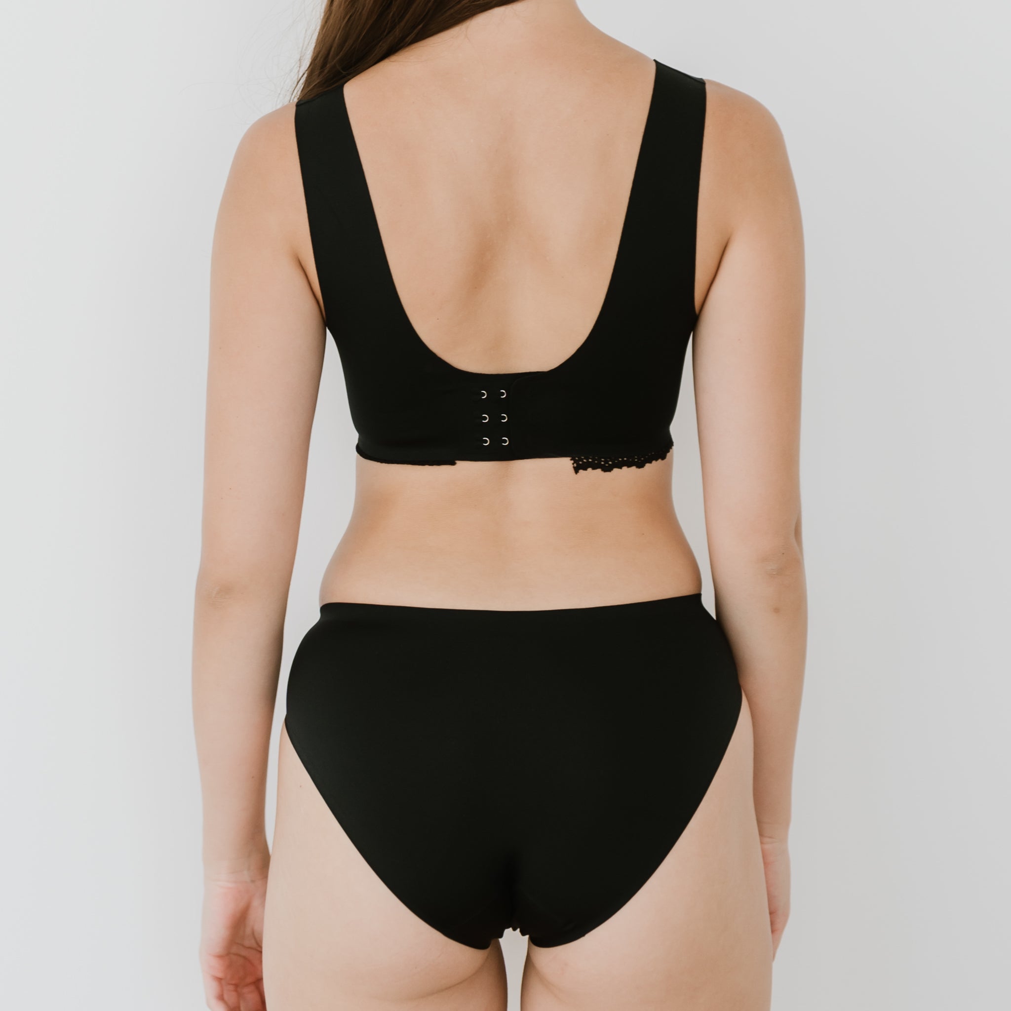 The Smooth U! Seamless U-Plunge Push Up Wireless Bra in Black (Size M Only)