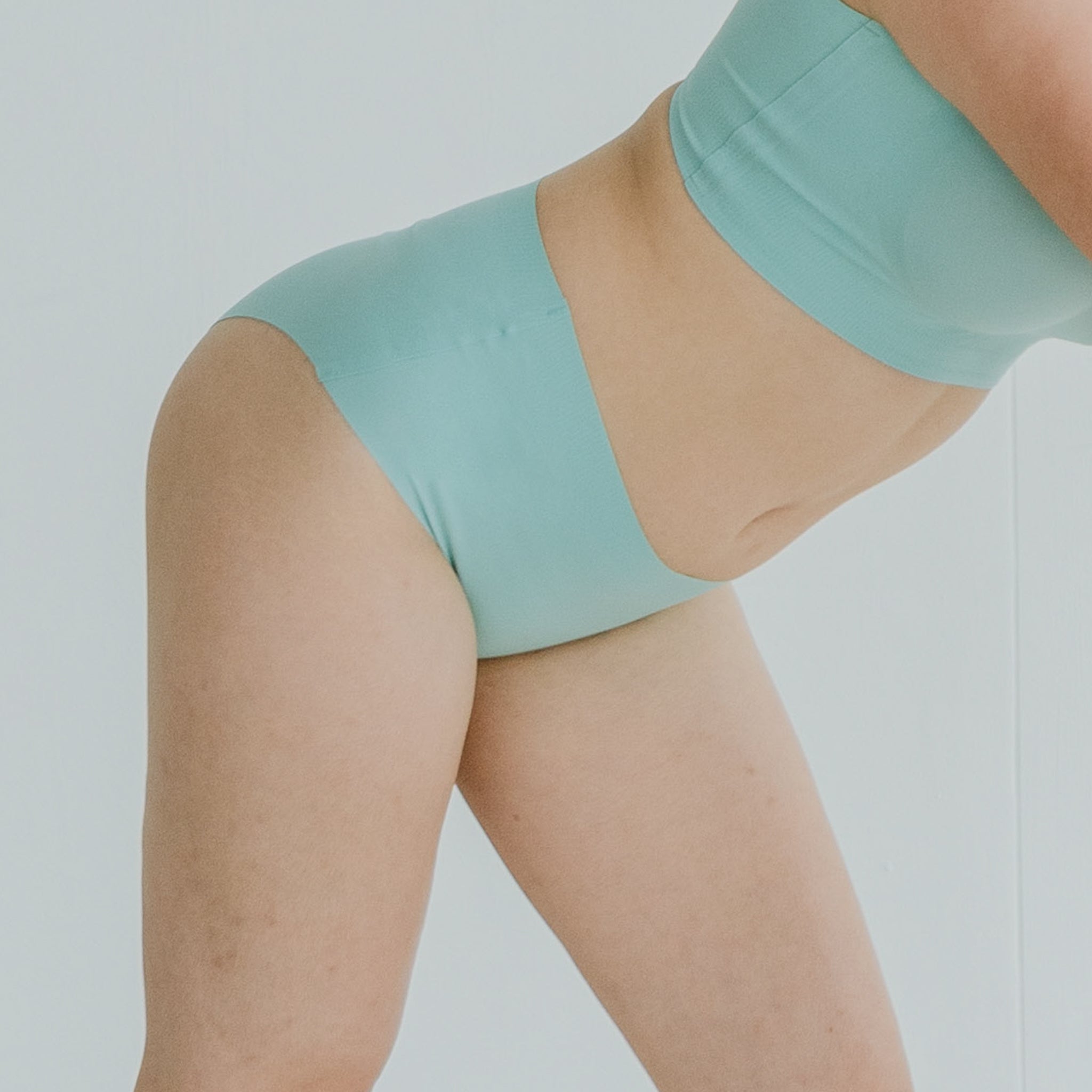 AIR-LEISURE Mid-Rise Seamless Cheekie (Tiffany, size S/M Only)